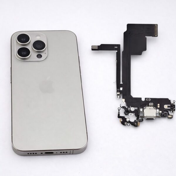 iPhone 15 Pro obok taśmy flex ze złączem ładowania
