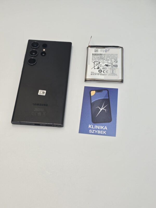 Telefon Samsung obok zdemontowanej baterii