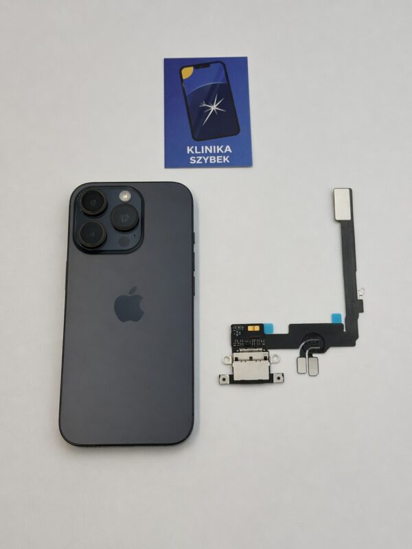 iPhone 16 Pro obok modułu ze złączem ładowania