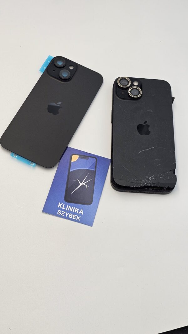 iPhone 15 z rozbitą tylną obudową obok nowego elementu